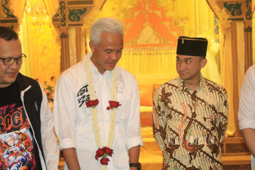Calon presiden nomor urut 3, Ganjar Pranowo, diterima Sultan Deli ke-XIV Tuanku Sultan Mahmud Aria Lamantjiji Perkasa Alam (kanan) di Istana Maimun, di Medan, Sumatera Utara, Minggu (28/1/2024). 