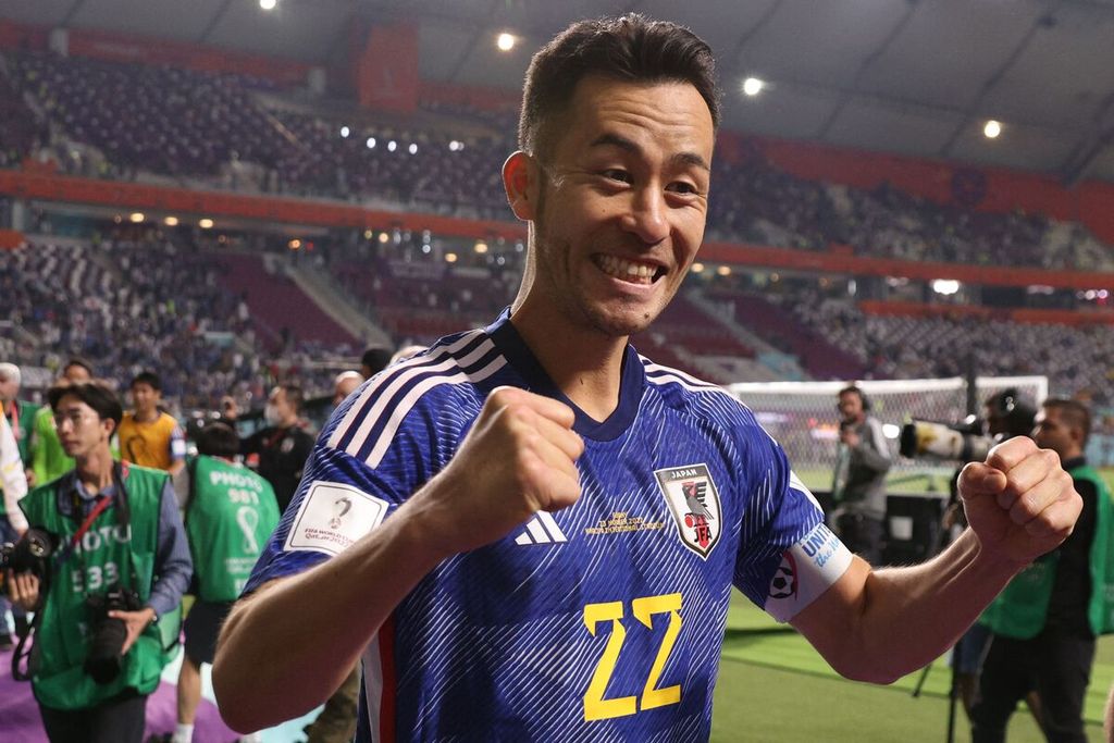 Bek Jepang, Maya Yoshida, merayakan kemenangan timnya atas Jerman pada laga penyisihan Grup E Piala Dunia 2022 di Stadion Internasional Khalifa, Doha, Qatar, Rabu (23/11/2022) malam WIB. Jepang memberikan kejutan dengan mengalahkan Jerman, 2-1, pada laga itu.