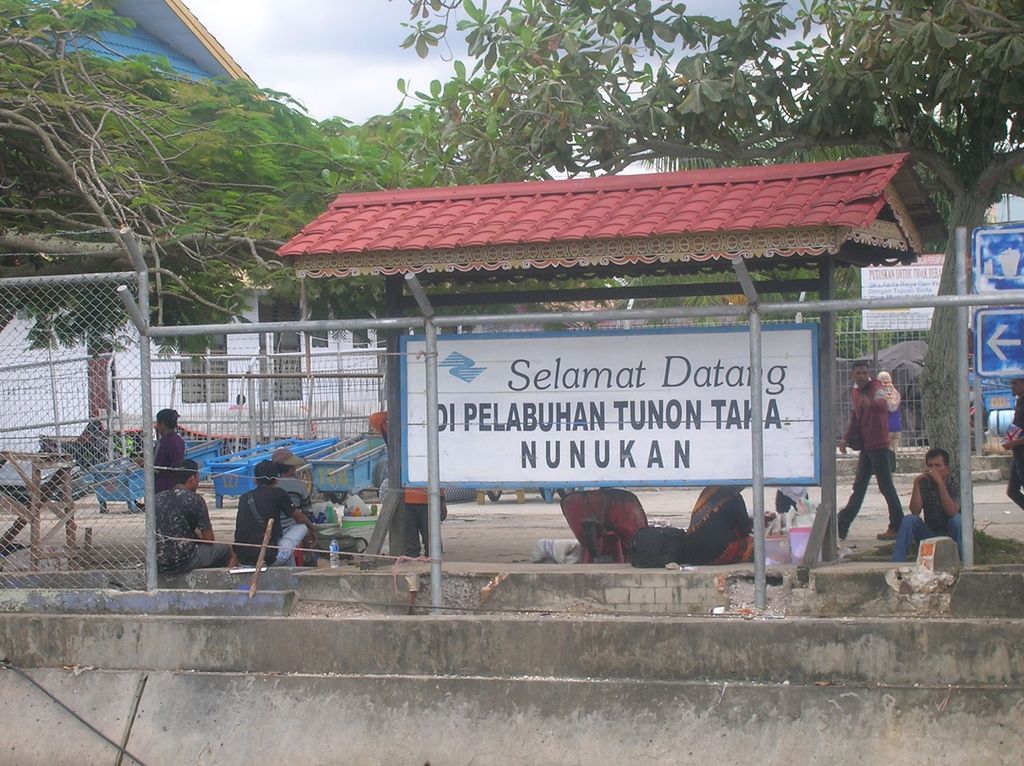 Pelabuhan Laut Tunon Taka di Nunukan, Kalimantan Utara. Banyak pekerja migran ilegal dari Indonesia melewati pelabuhan ini untuk menyeberang ke wilayah Tawau, Malaysia. 