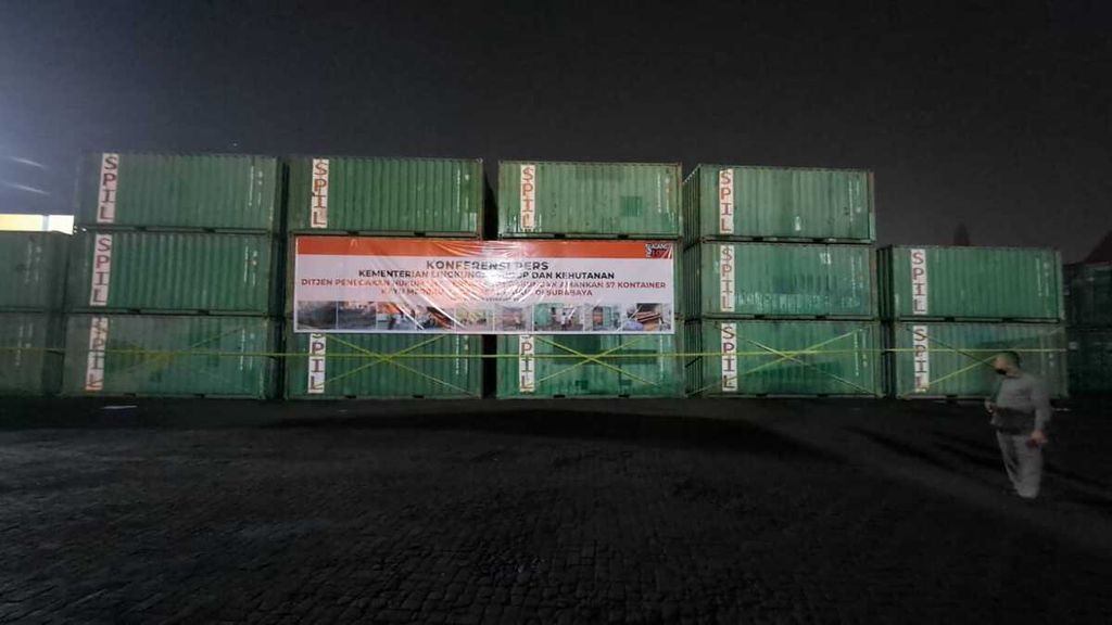 Sebanyak 57 kontainer kayu olahan yang diduga hasil pembalakan hutan di Papua ditahan Kementerian Lingkungan Hidup dan Kehutanan yang menggelar Operasi Peredaran Kayu Ilegal di Provinsi Jawa Timur, Kamis (15/12/2022), di Pelabuhan Tanjung Perak, Surabaya.