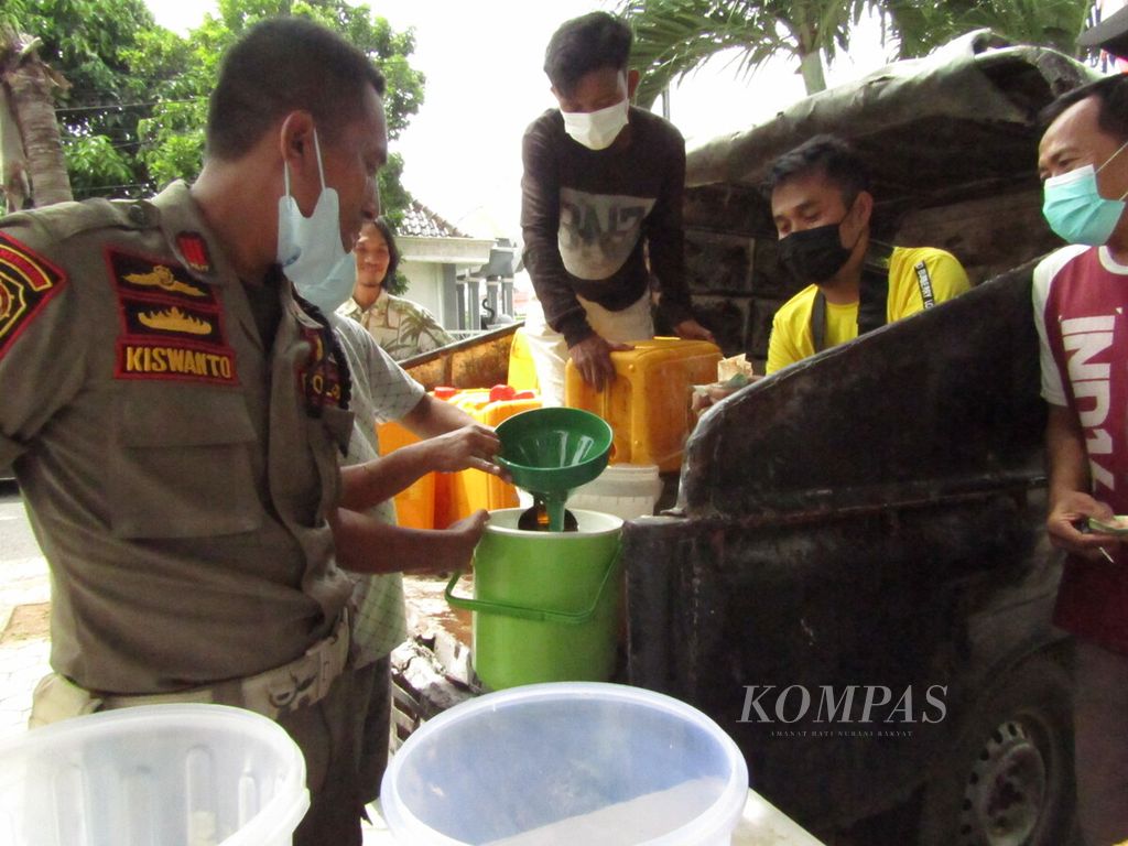 Masyarakat mengantre untuk membeli minyak goreng curah seharga Rp 14.000 per liter dalam kegiatan pasar murah yang digelar Dinas Perindustrian dan Perdagangan Lampung, Jumat (8/4/2022).