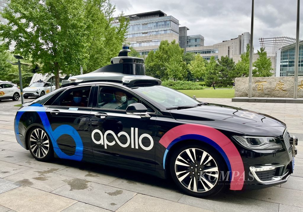 Mobil listrik berteknologi kecerdasan buatan dari perusahaan Baidu Technology bernama Apollo ini tanpa pengemudi. Mobil cerdas ini sudah berkelana di jalanan Beijing sebagai taksi dan tahun depan mobil cerdas akan mulai diproduksi massal.