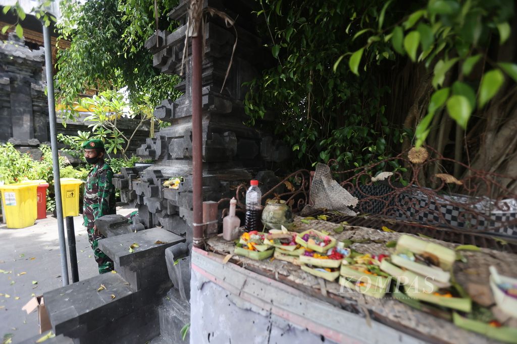 Personel TNI berjaga di perempatan Desa Adat Peminge, Kuta Selatan, Badung, Bali, Sabtu (12/11/20220.