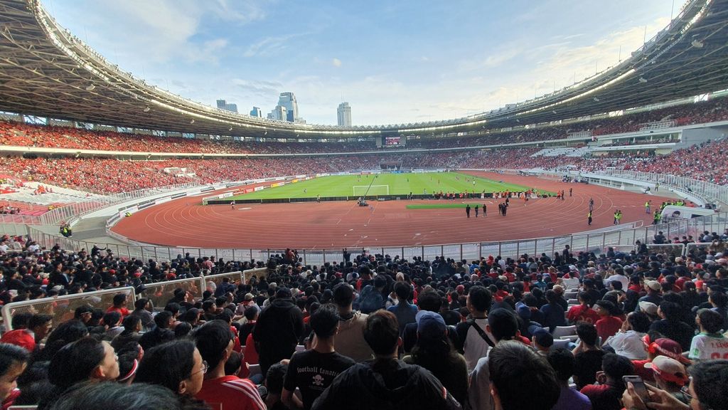 Suasana dari tribune utara Stadion Utama Gelora Bung Karno, Senayan, Jakarta, saat laga Indonesia versus Vietnam pada laga pertama semifinal Piala AFF 2022, Jumat (6/1/2023).