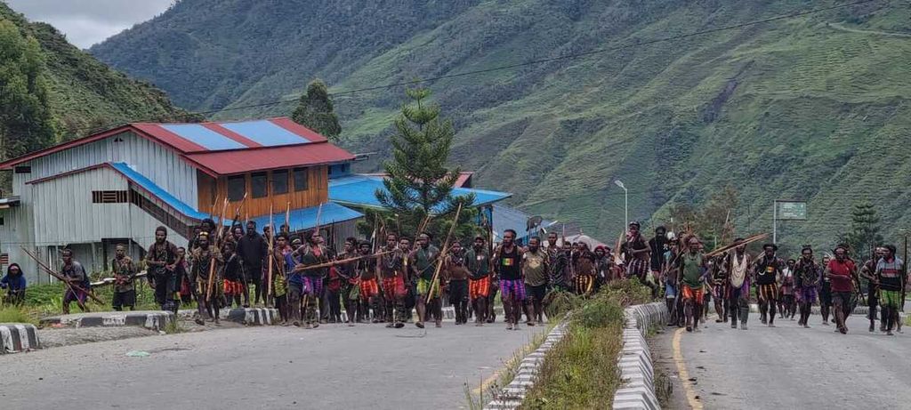 Kericuhan terjadi saat pemungutan di Kabupaten Puncak Jaya, Papua Tengah, Rabu (14/2/2024). Akibat konflik horizontal yang terjadi di sejumlah distrik, ratusan TPS batal melaksanakan pencoblosan.