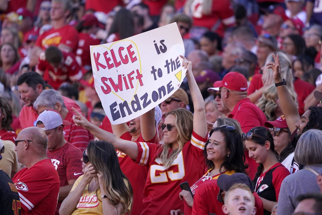 Suporter Kansas City Chiefs Sunday membawa <i>banner</i> tentang Travis Kelce dan Taylor Swift saat menyaksikan laga liga NFL, Chiefs melawan Chicago Bears, di Kansas City, 24 September 2023. Demam Swift tengah melanda NFL.