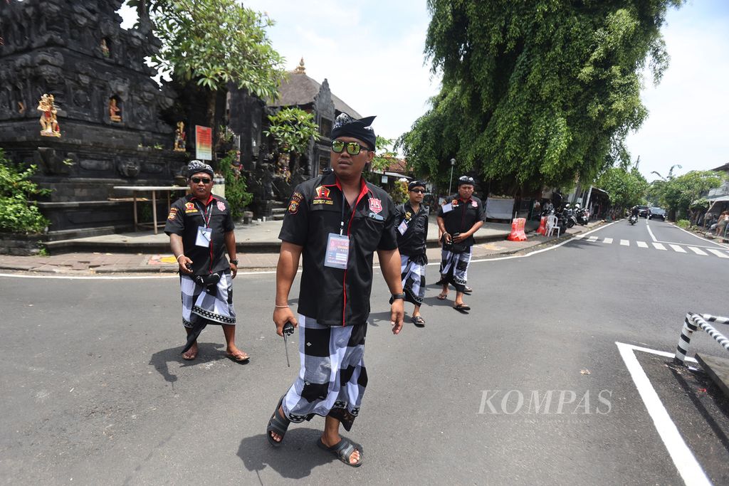 Traditional civilian volunteers Pecalang guard the Peminge Traditional Village in South Kuta, Badung, Bali, on Saturday (12/11/2022). Several Pecalang guards are deployed at various locations to help secure and support the holding of the G20 Summit.