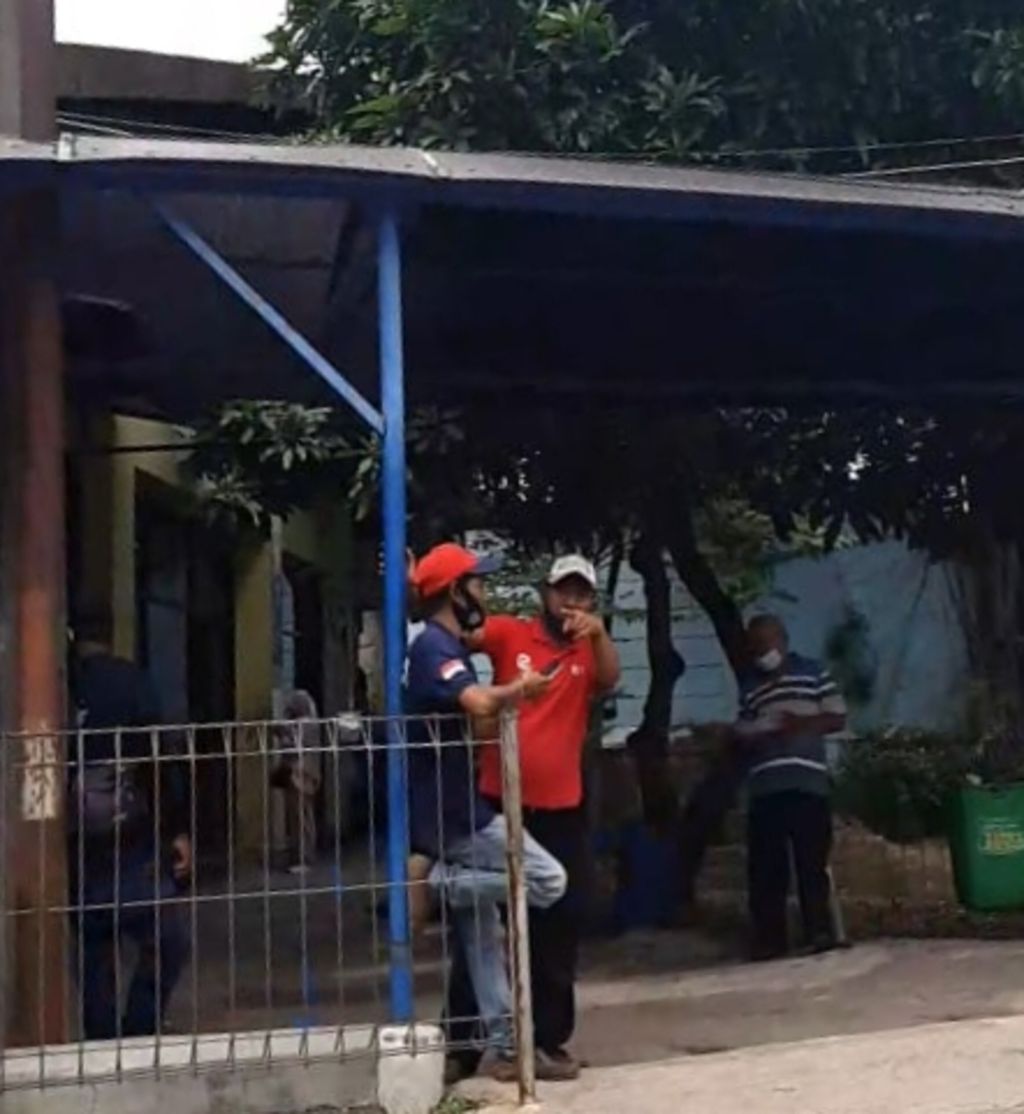 Sejumlah oknum calo SIM menunggu di sekitar tempat fotokopi Satuan Penyelenggara Administrasi SIM Daan Mogot, Cengkareng, Jakarta Barat, Kamis (10/12/2020). Bisnis pembuatan SIM lewat calo ini terus ada meski sedang situasi pandemi Covid-19.