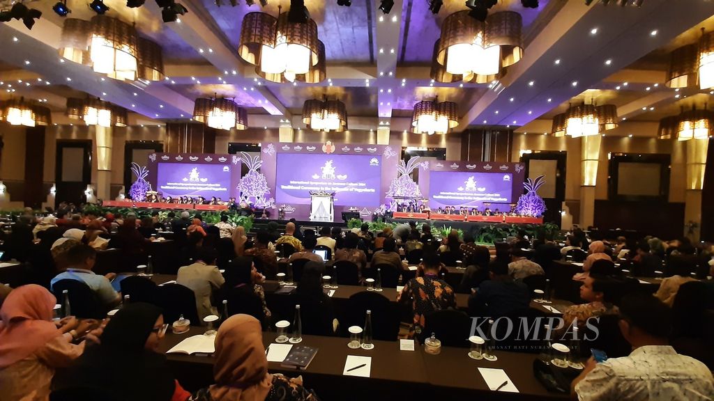 Suasana Simposium Internasional Budaya Jawa 2024 yang digelar di Hotel Royal Ambarrukmo Yogyakarta, Sabtu (9/3/2024). Ini merupakan rangkaian acara peringatan ke-35 tahun Kenaikan Takhta Sultan Hamengku Buwono X dan Gusti Kanjeng Ratu Hemas.