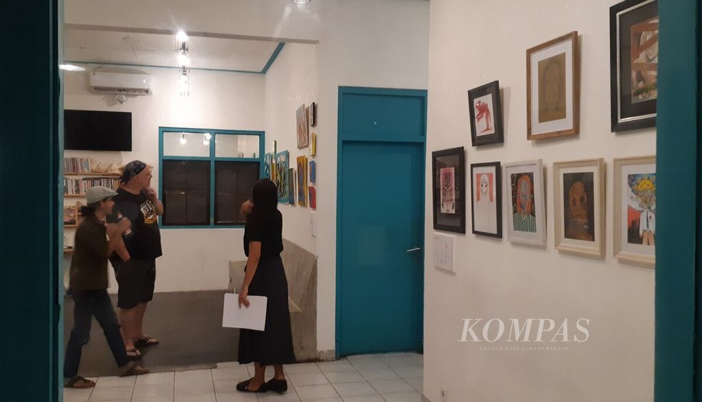 Outsider Art Project menghadirkan lukisan karya tiga perupa dalam pameran bertajuk Silang Sengkarut yang bertempat di Dalam Rumah Art Station, Kota Denpasar, Bali,  mulai Minggu (8/5/2022). 
