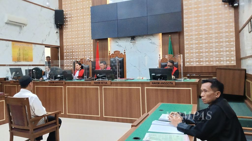 Sidang pembacaan tuntutan kepada terdakwa tindak pidana kekerasan Rizki Noviandi Achmad di Pengadilan Negeri Kota Depok, Jawa Barat, Rabu (14/6/2023), dipimpin oleh ketua majelis hakim Ahmad Abid dan dua hakim anggota, Mathilda Chrystina Katarina dan M Iqbal Hutabarat.