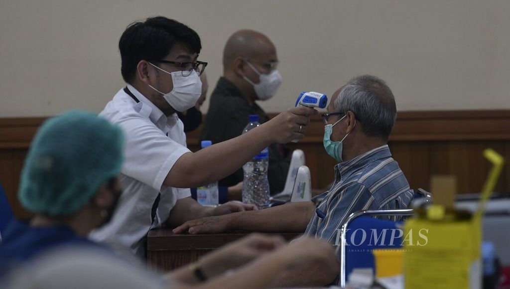 Tenaga medis memeriksa kesehatan warga lansia sebelum menerima suntikan vaksin Covid-19 penguat kedua dalam vaksinasi di Kantor Wali Kota Jakarta Pusat, Jakarta, Rabu (25/1/2023). 