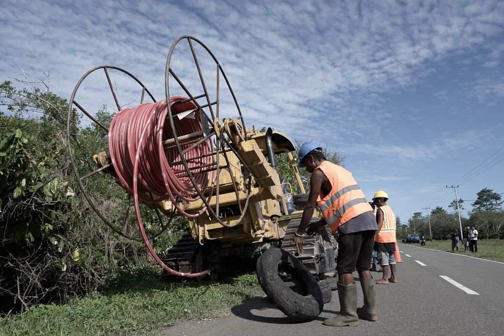 Pekerja menyiapkan pemasangan kabel yang akan digunakan untuk mendukung pembangunan infrastruktur telekomunikasi Palapa Ring di Pulau Muna, Sulawesi Tenggara,