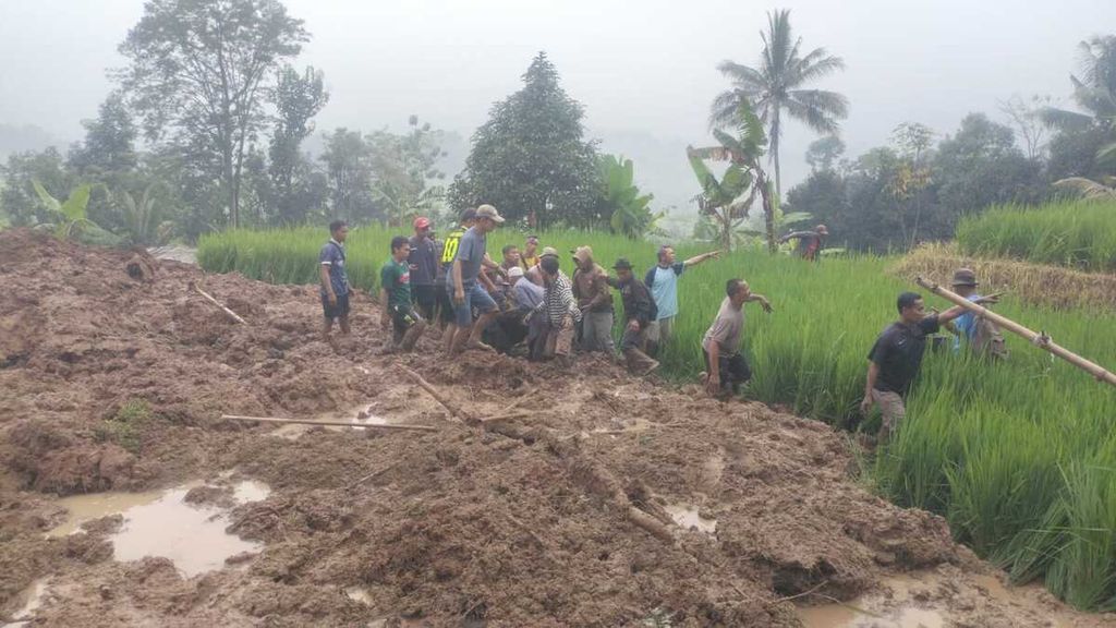 Lokasi yang terdampak longsor di Desa Pondokbungur, Kabupaten Purwakarta, Jawa Barat, Kamis (29/2/2024). Longsor mengakibatkan seorang warga bernama Engkih (55) meninggal karena tertimbun longsoran tanah.