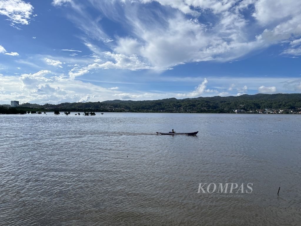 Nelayan melintas di perairan Teluk Kendari yang keruh dan kecokelatan, di Kendari, Sulawesi Tenggara, Rabu (8/5/2024). Sedimentasi yang terjadi membuat lingkungan teluk kian rusak. 