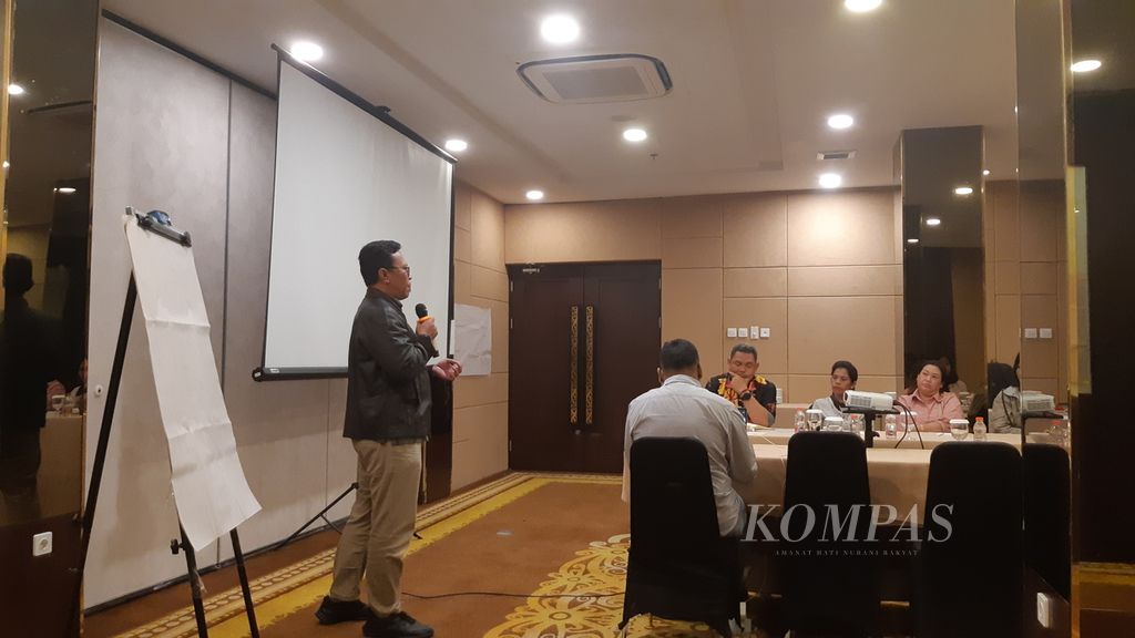 Manajer Program Pantau Gambut Dimas Novian Hartono memberikan sambutan di acara Workshop Pantau Gambut di Palangkaraya, Senin (15/1/2024).