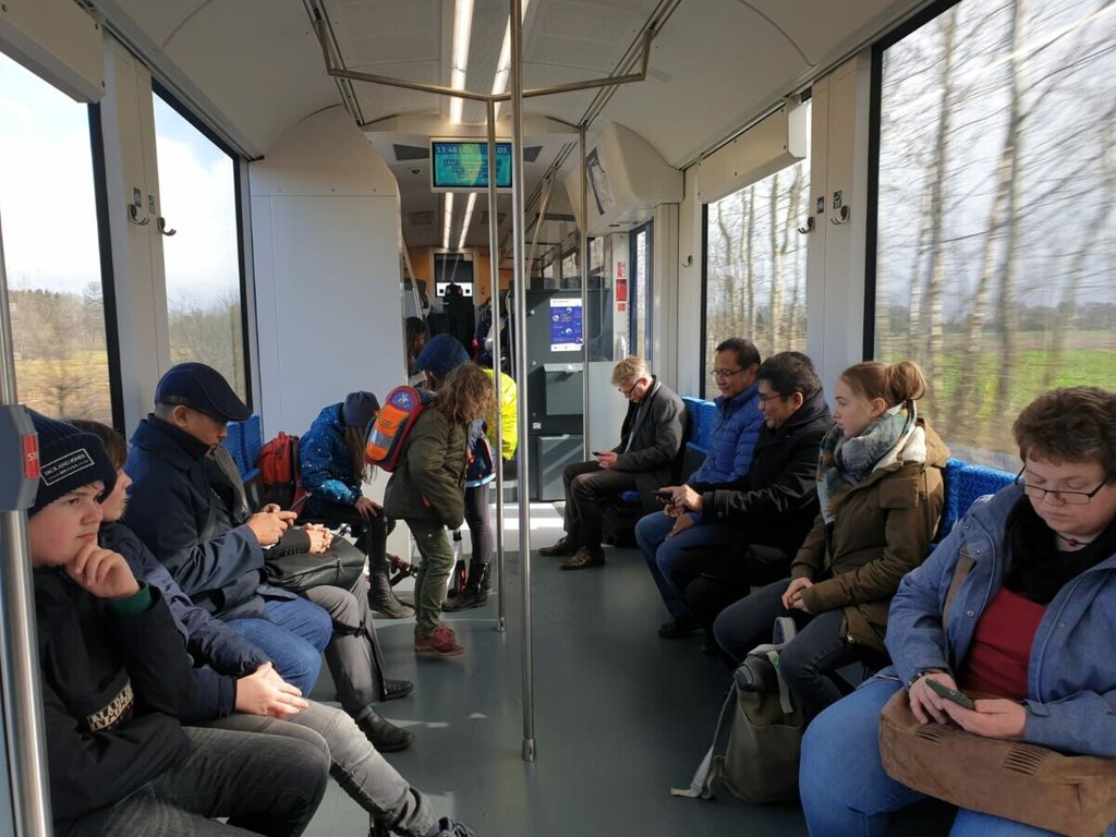 Suasana di dalam Coradia iLint, kereta hidrogen pertama di dunia, Senin (18/3/2019), di negara bagian Lower Saxony, Jerman.