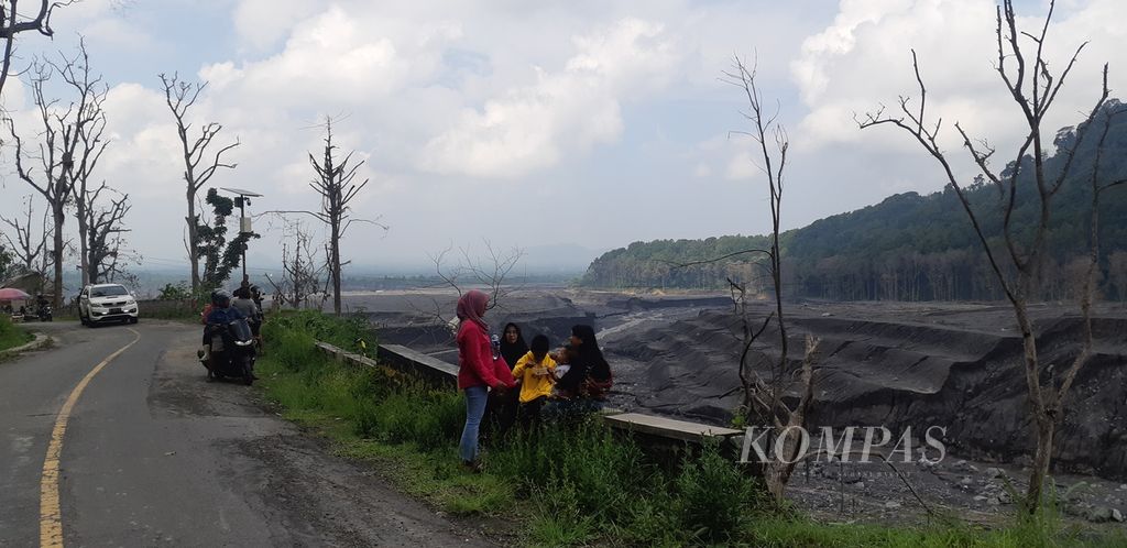 Minggu (24/4/2022), masyarakat menonton jembatan gantung Gladak Perak di Lumajang, Jawa Timur. Jembatan itu putus akibat terdampak erupsi Semeru pada 4 Desember 2022.