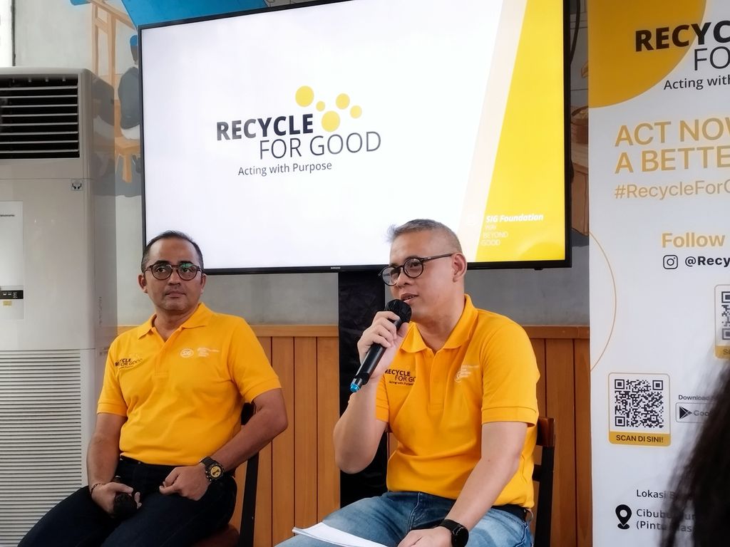 Head of Market Indonesia, Malaysia, Philippines, and Vietnam SIG Indonesia Noer Wellington menjalankan inovasi platform pengelola sampah dalam acara peluncuran gerai Recycle for Good di Cibubur Junction, Jakarta Timur, Jumat (3/3/2023).