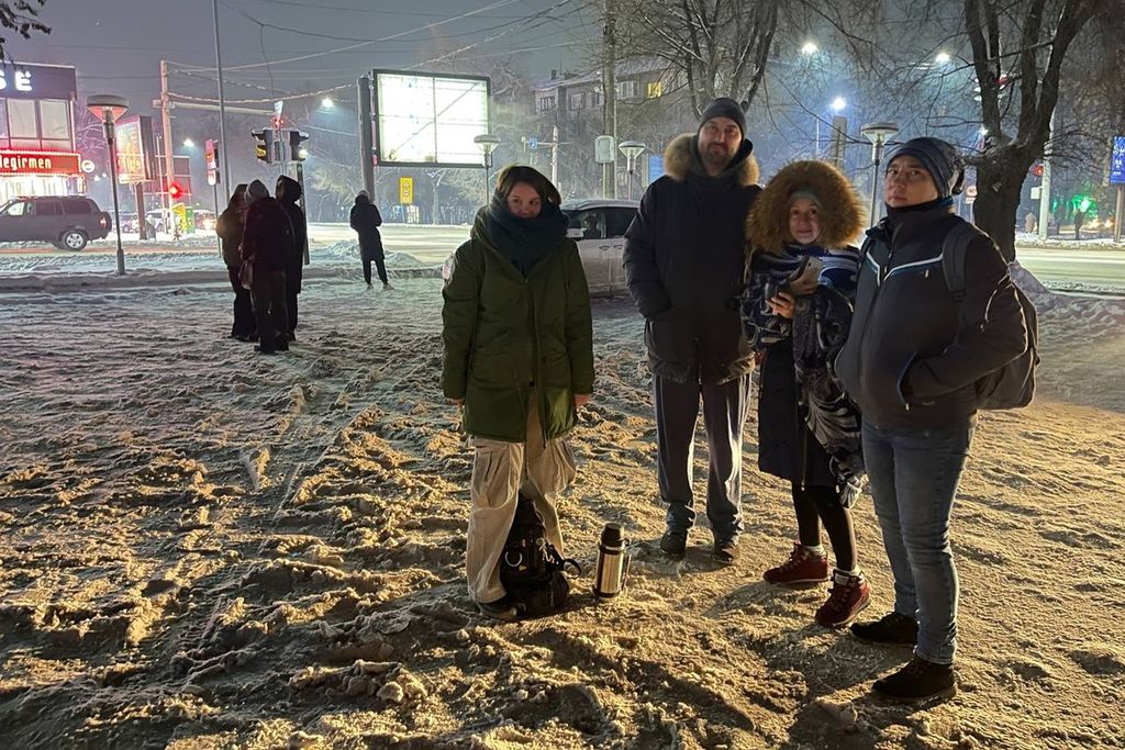 Warga berkumpul di pinggir jalan setelah meninggalkan apartemen mereka, menyusul gempa yang mengguncang Almaty, Kazakhstan, Senin (22/1/2024). 