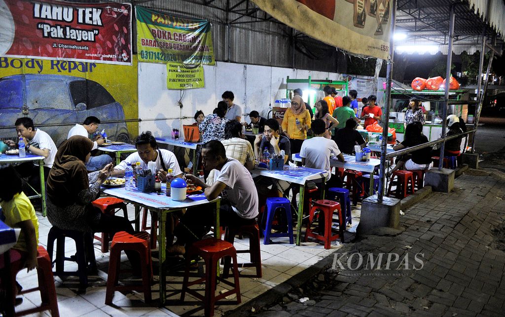 Suasana saat pengunjung menikmati makan di warung tahu tek Pak Jayen di Kertajaya, Surabaya, 28 Agustus 2013, saat diabadikan untuk Ekspedisi Kuliner Jawa Timur oleh harian <i>Kompas</i>.