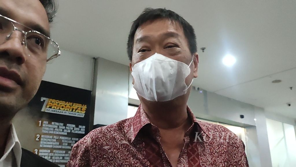Robert Bonosusatya seusai diperiksa penyidik di Kejaksaan Agung terkait kasus dugaan penambangan ilegal di wilayah IUP PT Timah Tbk, Senin (1/4/2024) malam.