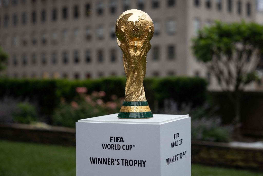 Trofi Piala Dunia dipamerkan di New York, Kamis (16/6/2022) setelah FIFA mengumumkan 16 kota penyelenggara Piala Dunia 2026 yang berada di tiga negara yaitu Amerika Serikat, Kanada, dan Meksiko.