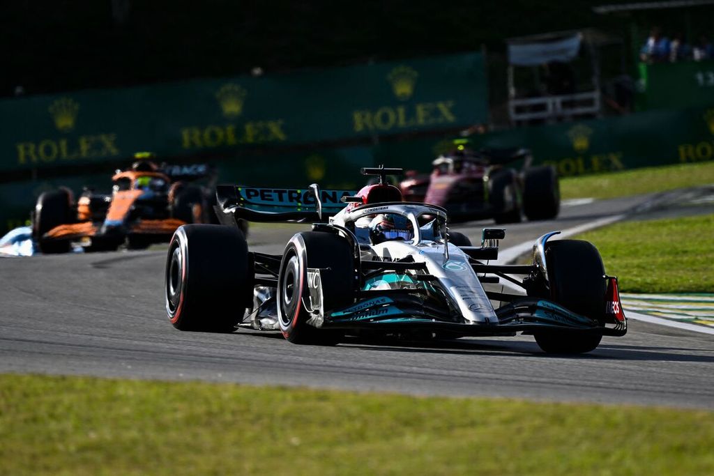 Pebalap Mercedes, George Russell, melaju pada sesi kualifikasi sprint Grand Prix Formula 1 Brasil di Autodromo Jose Carlos Pace-Interlagos, Sao Paulo, Minggu (13/11/2022) dini hari WIB.