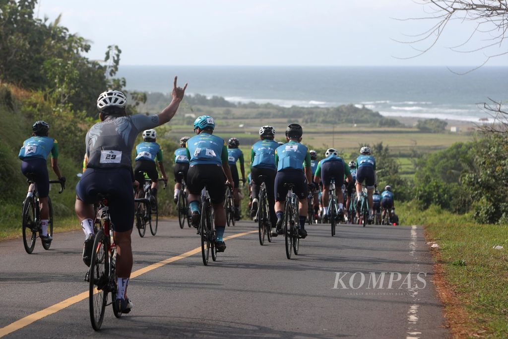 Panorama pantai menjadi suguhan utama yang dinikmati peserta balap sepeda Cycling de Jabar 2022, seperti saat melintas di salah satu pantai di Kecamatan Cikelet, Kabupaten Garut, Jawa Barat, Minggu (28/8/2022).  