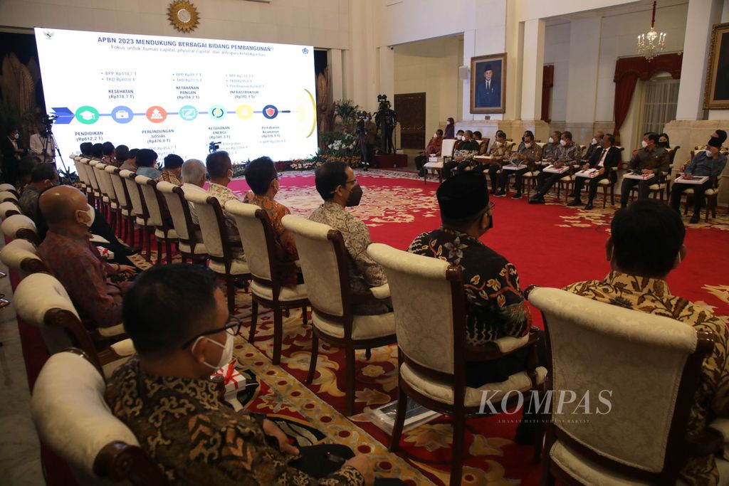 Para menteri dan pimpinan lembaga negara melihat layar dalam penyerahan Daftar Isian Pelaksanaan Anggaran (DIPA) dan Buku Daftar Alokasi Transfer ke Daerah Tahun Anggaran 2023 di Istana Negara, Jakarta, Kamis (1/12/2022). 