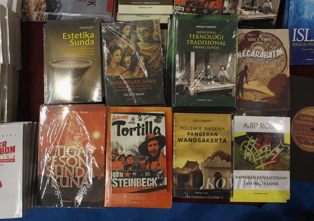 Buku berkonten lokal dipamerkan di stan Ikatan Penerbit Indonesia (Ikapi) Jawa Barat dalam Indonesia International Book Fair (IIBF) 2022 di Jakarta Convention Center, DKI Jakarta, Kamis (10/11/2022).