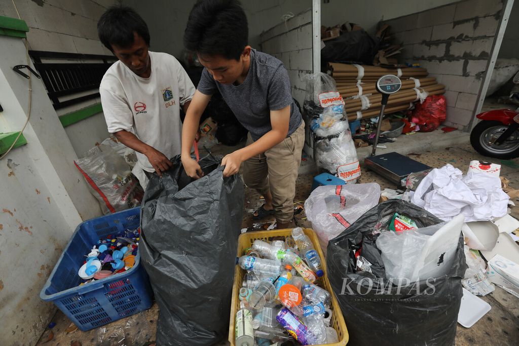Siswa SMKN 71 Jakarta memilah sampah plastik saat mengikuti magang di Yayasan Pulo Kambing yang mengelola pengolahan dan daur ulang sampah dan perkebunan hidroponik di kawasan Cakung, Jakarta, Kamis (13/10/2022). 