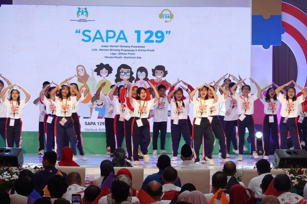 Anak-anak menampilkan lagu dan tari "Sapa 129" pada Puncak Peringatan Hari Anak Nasional Tahun 2023 di Semarang, pada Minggu (23/7/ 2023) dengan tema "Anak Terlindungi, Indonesia Maju".