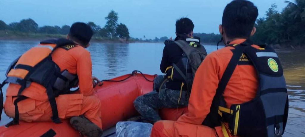 Tim SAR gabungan saat melakukan pencarian terhadap Jefri (25), pemuda asal Kabupaten Tulang Bawang Barat, yang tenggelam di aliran Sungai Negeri Besar, Sabtu (1/5/2021).