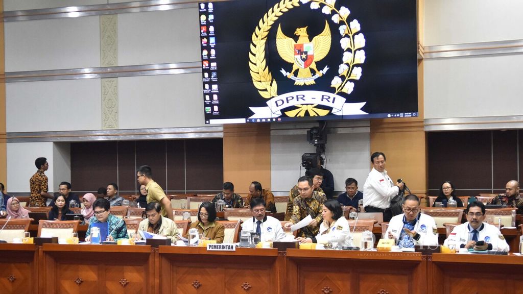 Menteri Komunikasi dan Informatika (Menkominfo) Johnny G Plate bersama jajarannya menghadiri rapat membahas RUU PDP dengan Komisi I DPR di Kompleks Parlemen, Senayan, Jakarta, Selasa (25/2/2020). 