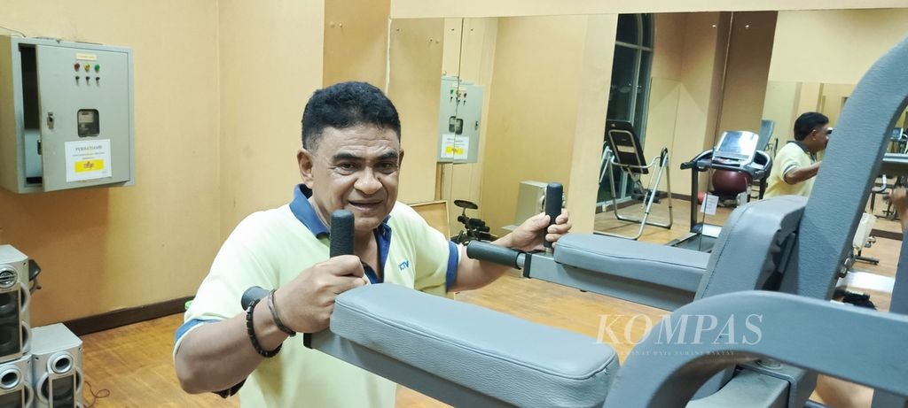 Andreas Hugo Pareira (59), anggota DPR-RI dari daerah pemilihan Nusa Tenggara Timur I, Senin (4/9/2023), memanfaatkan ruangan <i>gym </i>di apartemen untuk berolahraga.