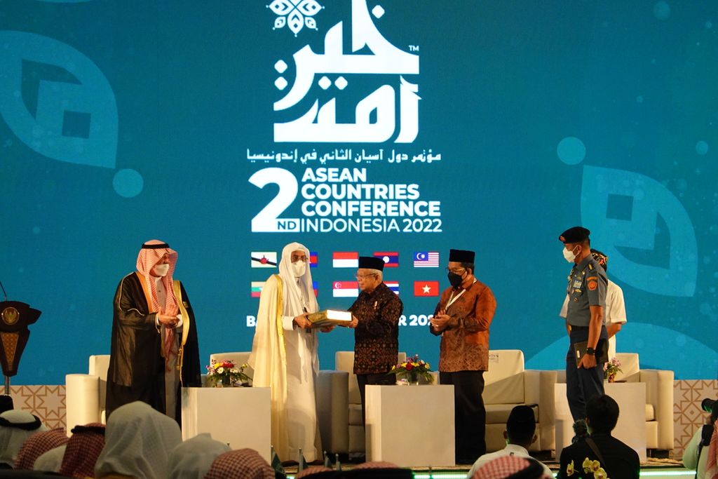 Wakil Presiden Ma'ruf Amin mendapat kenang-kenangan dari Menteri Urusan Islam, Dakwah, dan Penyuluhan Arab Saudi Abdullatif bin Abdul Aziz al-Syaikh saat membuka Konferensi Islam Tingkat ASEAN Ke-2 di Hotel Hilton, Badung, Nusa Dua, Bali, Kamis (22/12/2022).