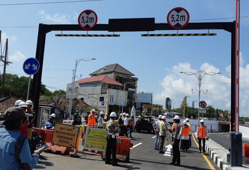 Proyek terowongan (<i>underpass</i>) di sekitar Bandar Udara Internasional I Gusti Ngurah Rai dan jalan tol Bali Mandara rampung dikerjakan. Tim Balai Besar Pelaksanaan Jalan Nasional (BBPJN) VIII dan Kementerian Perhubungan bersama Satuan Lalu Lintas Polresta Denpasar, Senin (10/9/2018). 