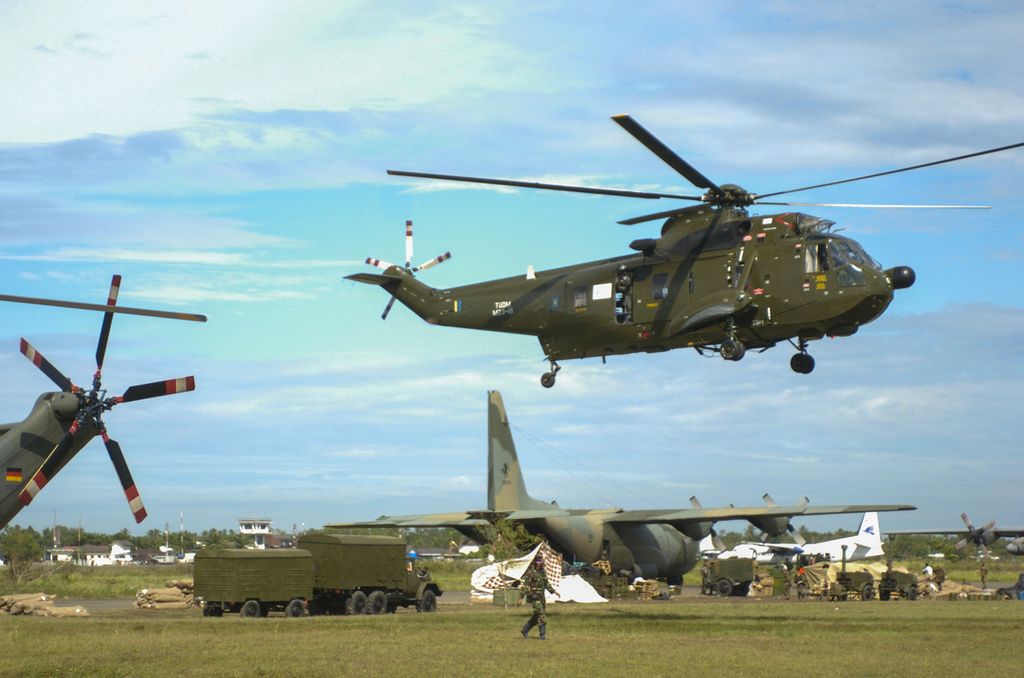 Kesibukan di Pangkalan Udara Blang Bintang, Nanggroe Aceh Darussalam, Rabu (12/01/2005), dipadati berbagai jenis helikopter dan pesawat untuk misi kemanusiaan dan evakuasi pasca tsunami Aceh. 