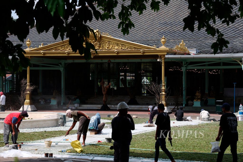 Kesibukan pekerja yang merapikan taman halaman istana untuk penyelenggaraan acara pernikahan Kaesang Pangarep-Erina Gudono di Pura Mangkunegaran, Kota Surakarta, Jawa Tengah, Rabu (7/12/2022). 