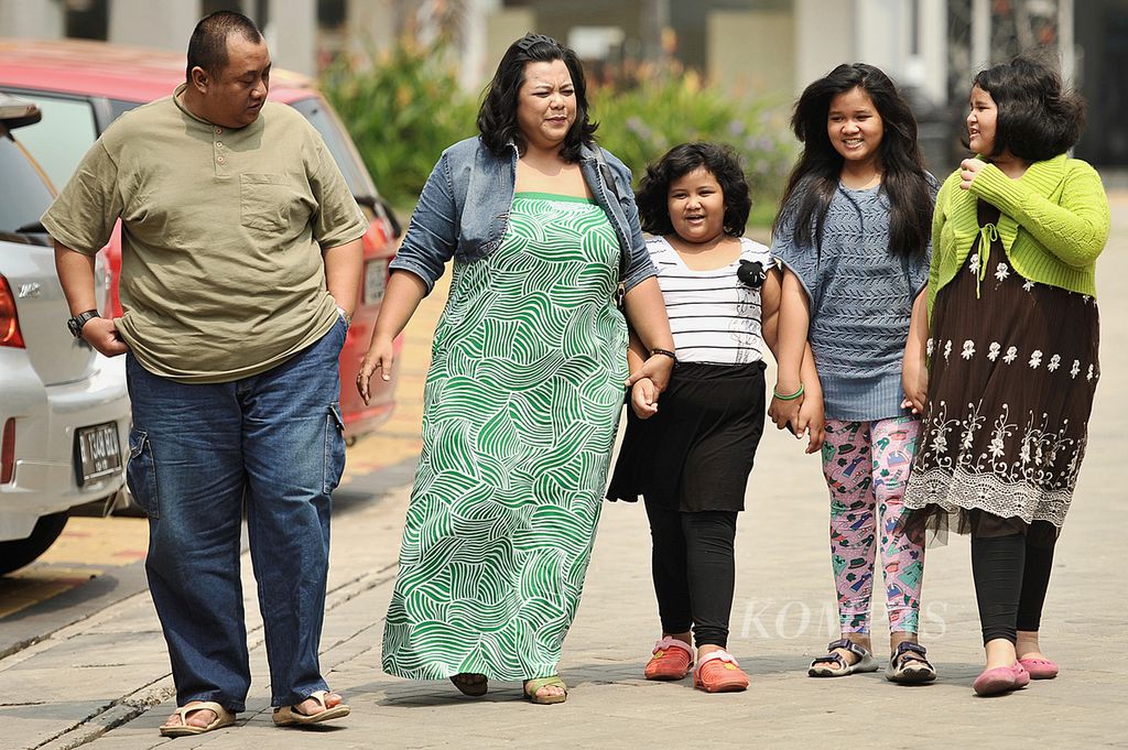 Pasangan suami-istri bertubuh gemuk Roy Febry dan Lulu Lustanti bersama ketiga anaknya, (dari tengah ke kanan) Cindha Nurnaisya Siti Akmar, Cindhe Nursyafa, dan Cindhi Nursyafiyyah, mengikuti pertemuan Komunitas Besar (Kombes) Indonesia di Kawasan Serpong, Tangerang, Banten, Sabtu (3/8). Saat ini, 5-25% dari anak Indonesia mengalami obesitas, dengan persentase tertinggi terdapat di Jakarta sebagai Ibu Kota. 