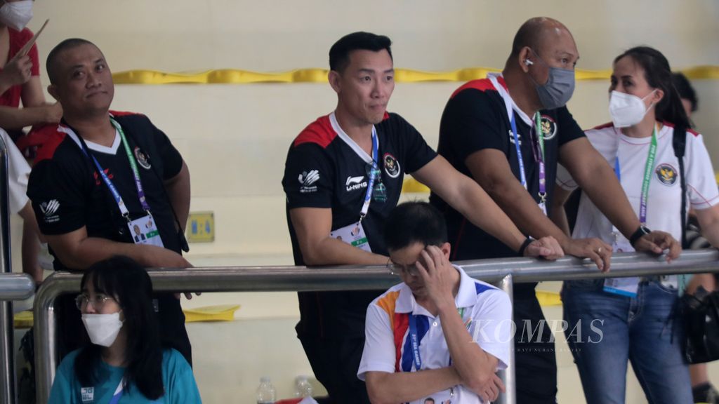 Pelatih tim renang Indonesia Albert Susanto (tengah) saat menyaksikan aksi Nathaniel Gagarin Yus dalam nomor 100 meter gaya dada putra SEA Games Vietnam 2022 di My Dinh Water Sport Stadium, Hanoi, Vietnam, Sabtu (14/5/2022). 