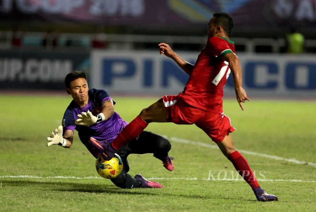 Pemain Indonesia, Rizki Rizaldi Pora, berusaha melewati kiper Vietnam Tran Nguyen Manh dalam laga pertama semifinal Piala AFF Suzuki 2016 di Stadion Pakansari, Bogor, Jawa Barat, 3 Desember 2016. 