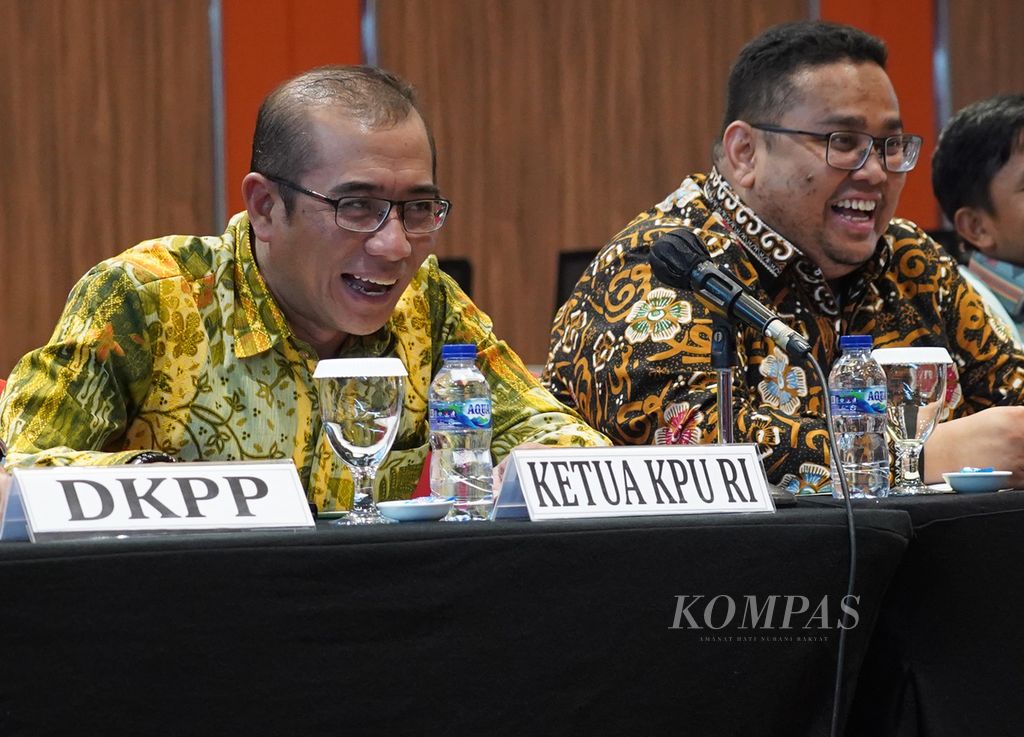 Ketua KPU Hasyim Asyari (kiri) dan Ketua Bawaslu Rahmat Bagja saat acara Pengumuman Rekapitulasi Hasil Verifikasi Administrasi Calon Partai Politik Peserta Pemilu 2024 di Hotel Borobudur, Jakarta, Jumat (14/10/2022). 