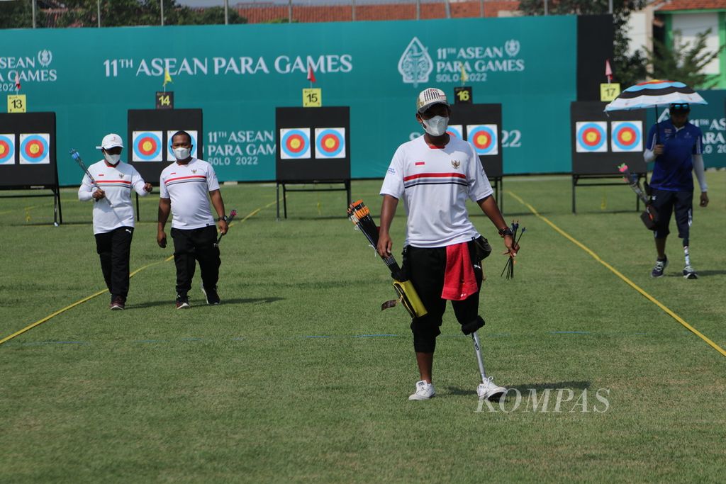 Atlet panahan Paralimpiade Indonesia Ken Swagemilang berjalan menuju lokasi memanah setelah mengambil anak panah saat berlatih di arena panahan ASEAN Para Games 2022, Lapangan Kota Barat, Solo, Jawa Tengah, Jumat (29/7/2022). 