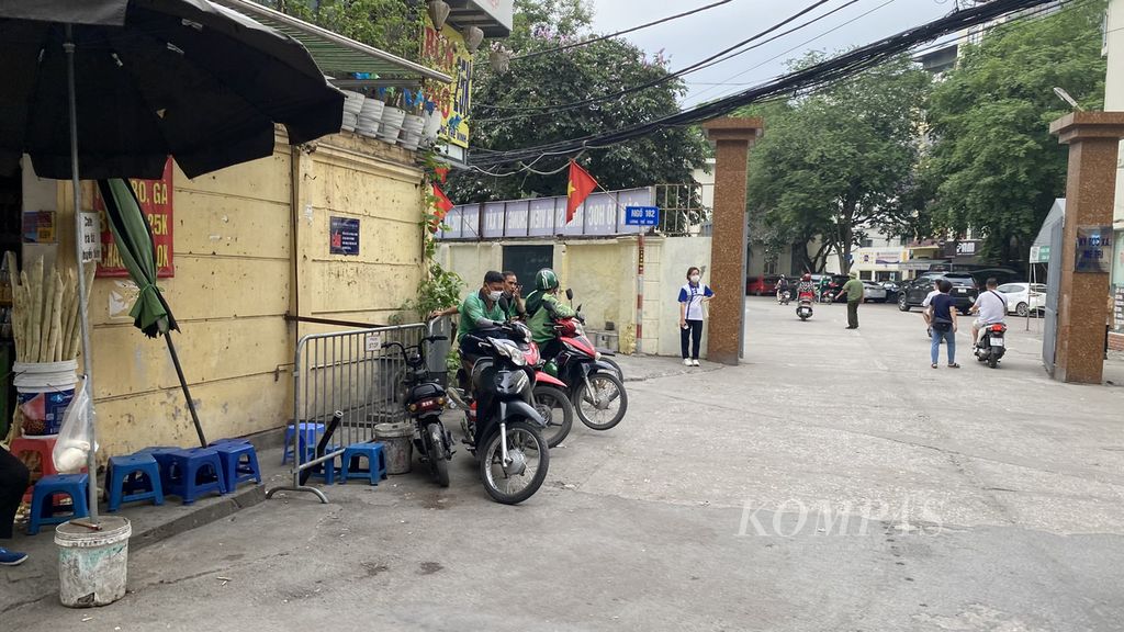 Sejumlah ojek daring menunggu pelanggan di salah satu sudut jalanan Vietnam, Rabu (18/5/2022) Salah satu perbedaan yang mencolok ialah helm yang digunakan. Gojek yang masuk di Vietnam pada 2018, akhirnya mengintregasikan layanan Go-Viet dengan Gojek untuk kemudahan pelanggan lintas negara.