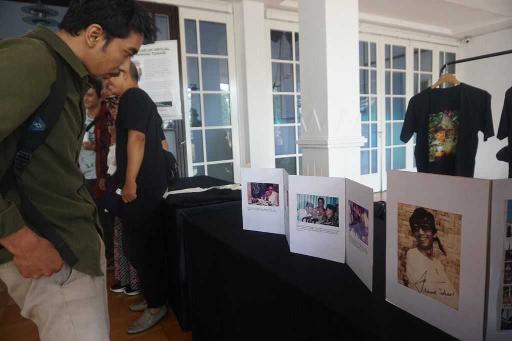Pengunjung melihat foto-foto arsip Ahmad Tohari pada peluncuran Museum Virtual Ahmad Tohari di Purwokerto, Banyumas, Jawa Tengah, Jumat (15/9/2023).