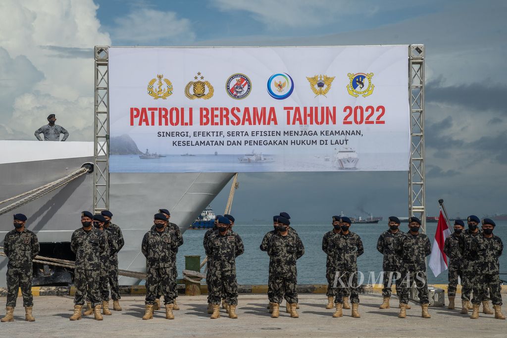 Anggota Direktorat Jenderal Pengawasan Sumber Daya dan Perikanan mengikuti upacara pembukaan Patroli Bersama Keamanan dan Keselamatan Laut Nasional di Batam, Kepulauan Riau, Selasa (23/8/2022).