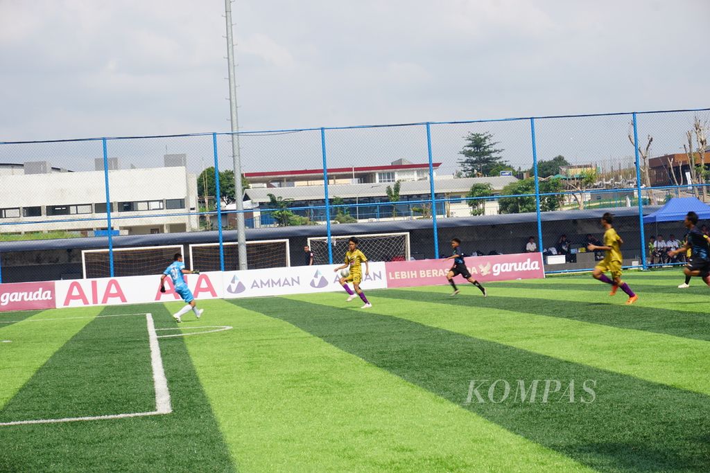 Pemain Asiana Soccer School, Sean Rahman Kastor, coba mencetak gol dalam laga pekan ke-13 Liga Kompas Kacang Garuda U-14 melawan SSB Maesa di Lapangan Dewantara, Tangerang Selatan, Banten, Minggu (18/2/2024).