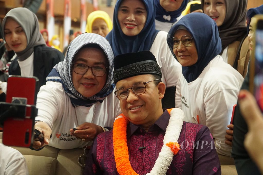 Mantan Gubernur DKI Jakarta yang juga bakal calon presiden yang diusung Partai Nasdem, Anies Baswedan, berswafoto dengan pendukungnya saat menghadiri deklarasi Relawan Perubahan di Kota Padang, Sumatera Barat, Minggu (4/12/2022). 
